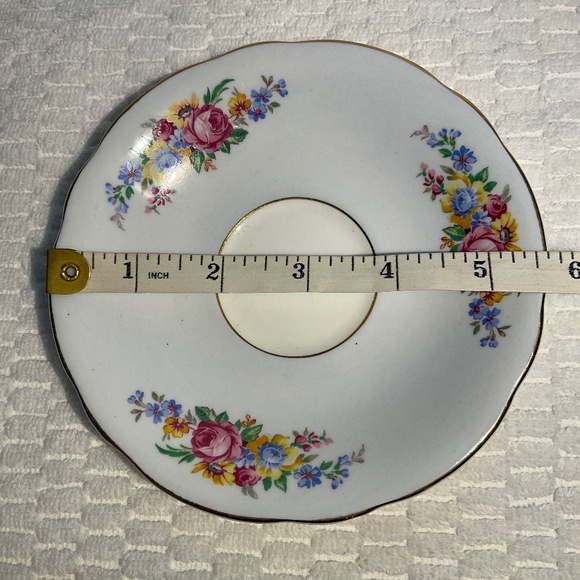 Vintage Windsor Bone China Floral Scalloped Teacup and Saucer Made in England - Picture 14 of 16